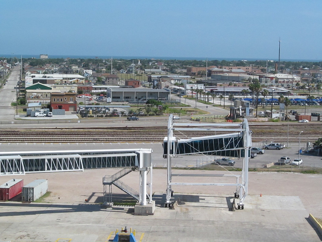 The gangway of terminal 2 and the old gangway of terminal 1