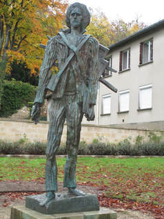 Statue of Van Gogh in park