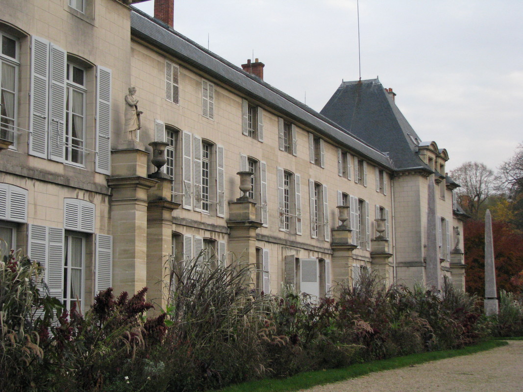 Gardens on side of chateau