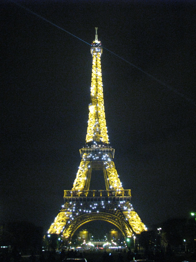 Eiffel tower with twinkling lights for 3 minutes at top of hour