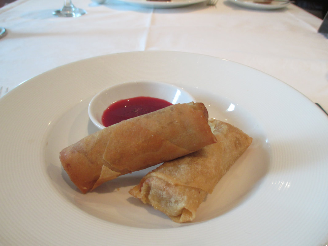 Dessert roll with raspberry sauce
