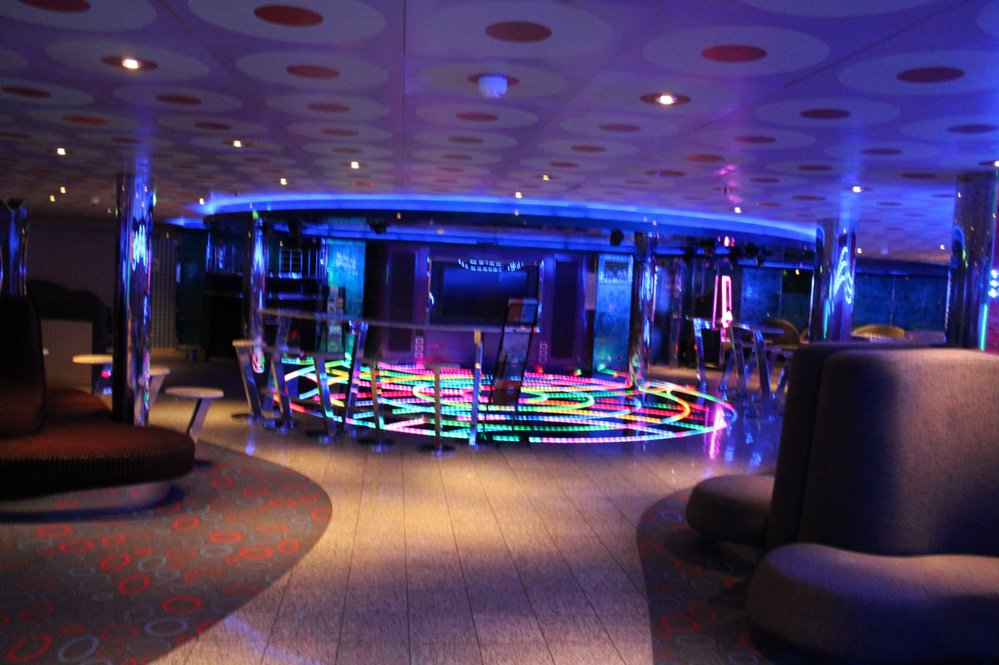 Carnival Breeze Club 02 Lounge
