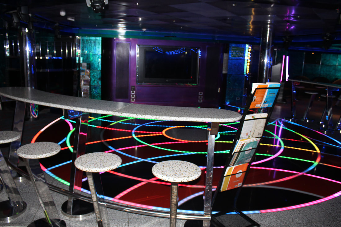 Carnival Breeze Club 02 Lounge